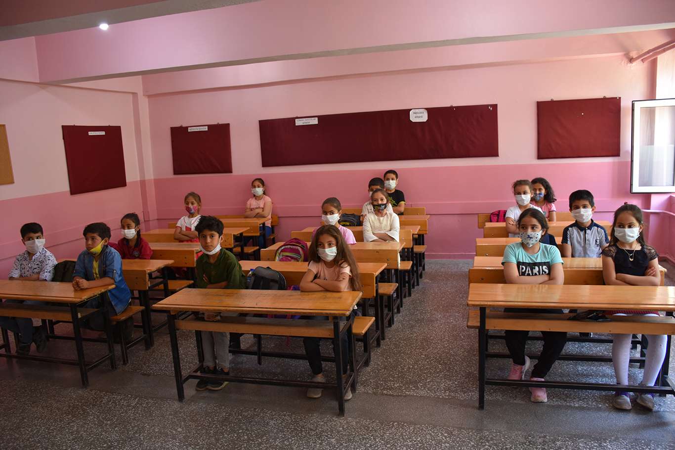 Yarım asırdır eğitim verdiği okuldan emekli olan fedakâr öğretmen Yarım asırdır eğitim verdiği okuldan emekli olan fedakâr öğretmen